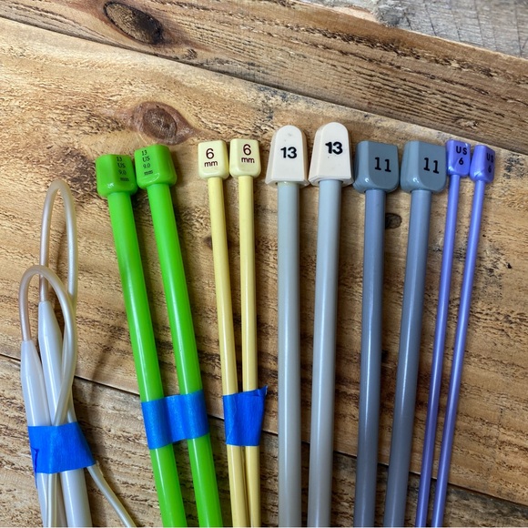 6 pair vintage plastic knitting needles sizes 6, 11, 13 and circular needles - Picture 3 of 6